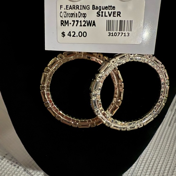 Elegant Silver cubic zirconia, baguette Hoop Earrings - Picture 5 of 9